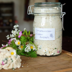 Gänseblümchen-Cashew-Brotaufstrich von Violet Vegan Vairy